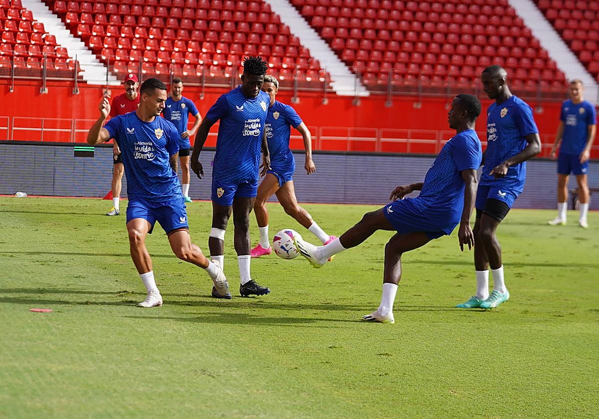 Dion Lopy toca el balón con la zurda, en presencia de Kaiky, Marciano y Mendes.