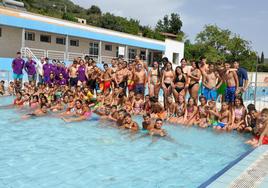 Los niños de la Asociación Almanjáyar en Familia se refrescan en la piscina de Lanjarón