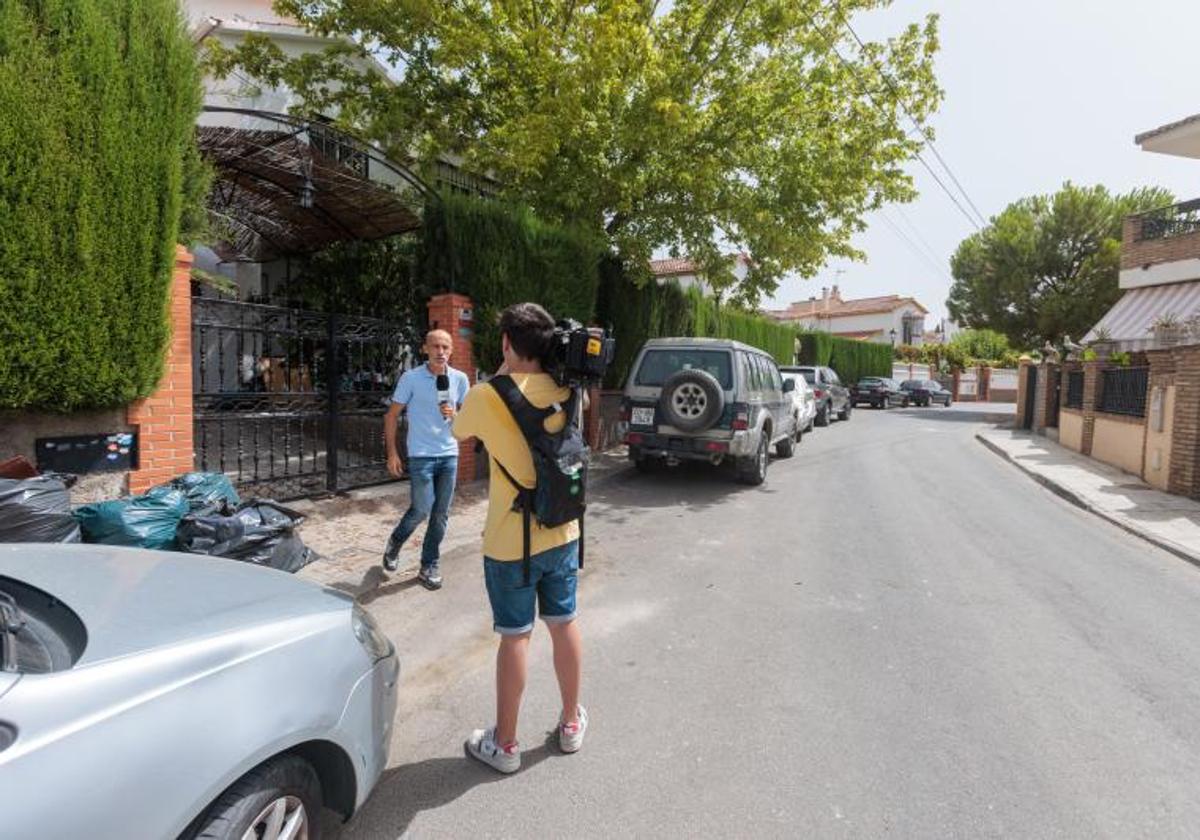 Un equipo de reporteros, frente a la casa en la que ocurrió el suceso