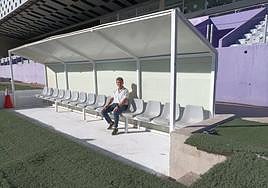 El concejal de Deportes, en uno de los nuevos banquillos.