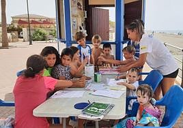 Los tramos urbanos de costa disponen de un quiosco, Yo Leo, donde los niños colorean dibujos y disfrutan de juegos tradicionales.