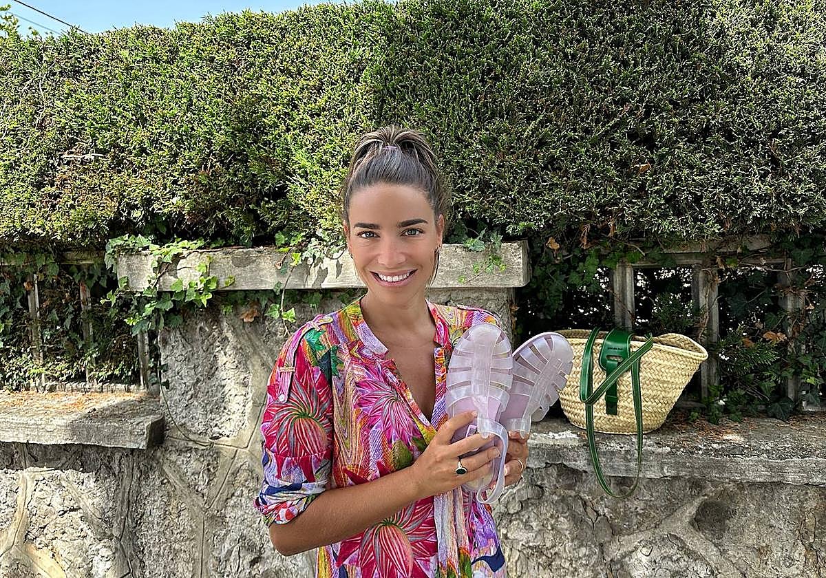 Flora, en unos escasos momentos de asueto y de relax que está teniendo en este verano intenso de presentaciones y compromisos.