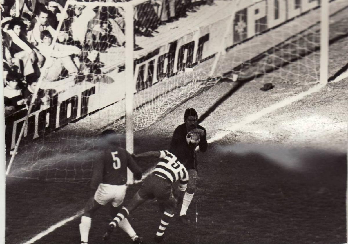 En la temporada 1974/1975, el Granada comenzó la Liga ante el Atlético de Madrid.