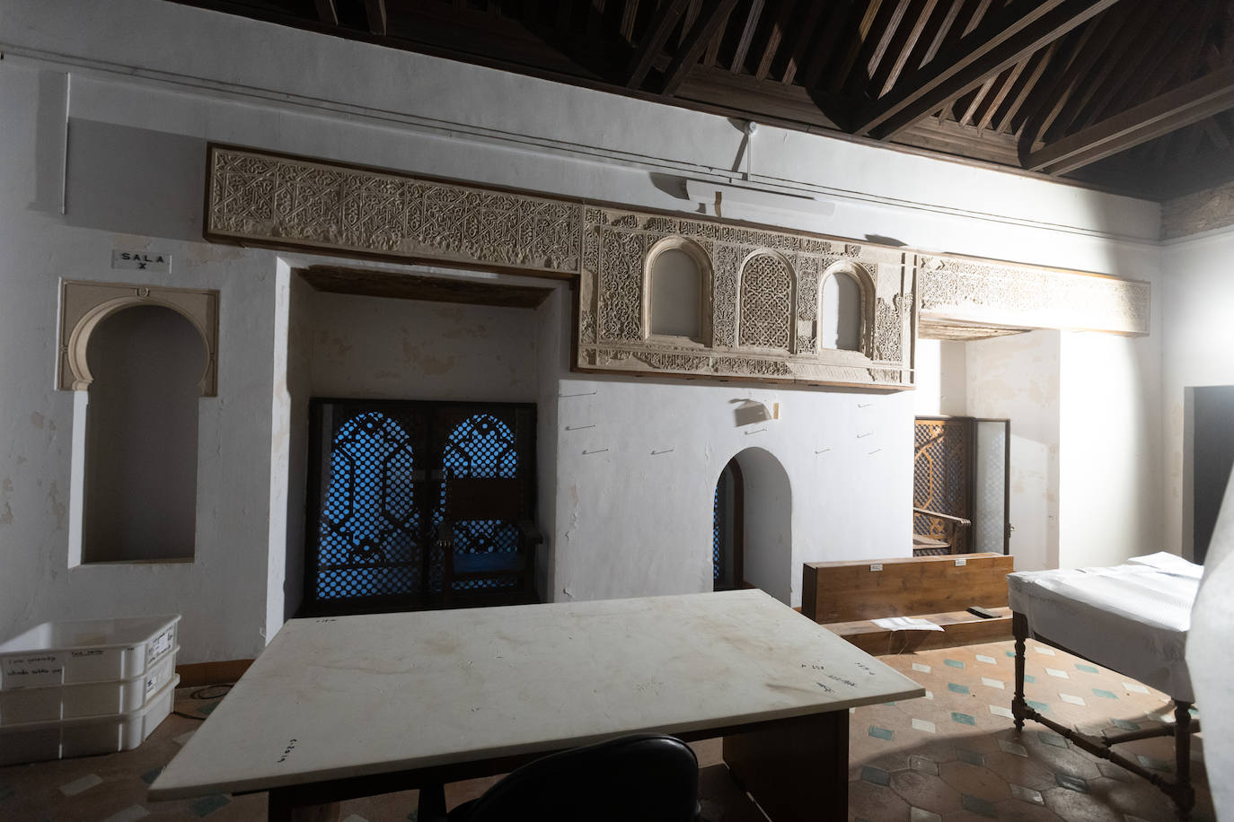 Yeserías con celosias de una casa de la plaza Villamena.