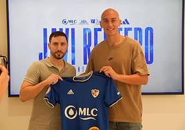 Miguel de Hita junto a Javi Rentero en la presentación del nuevo mediocentro azulillo.