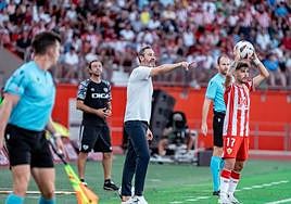 Vicente Moreno da instrucciones, con Jaime Ramos (segundo entrenador del Rayo Vallecano) detrás.