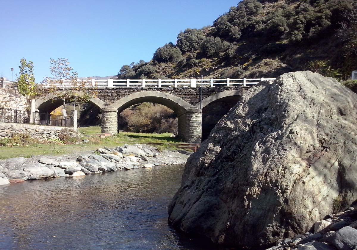 El río Grande de Trevélez ofrece un baño de lo más refrescante con aguas que vienen del deshielo de Sierra Nevada