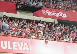 Encuéntrate en la grada durante el Granada-Rayo