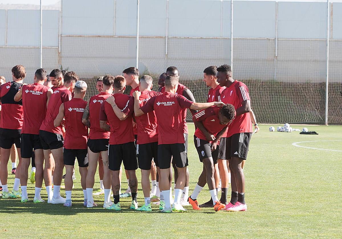 Manafá pasa por un pasillo de collejas que le hicieron sus compañeros.