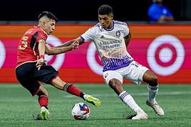 Almada (izquierda) dribla a Cartagena, en un partido de la MLS.