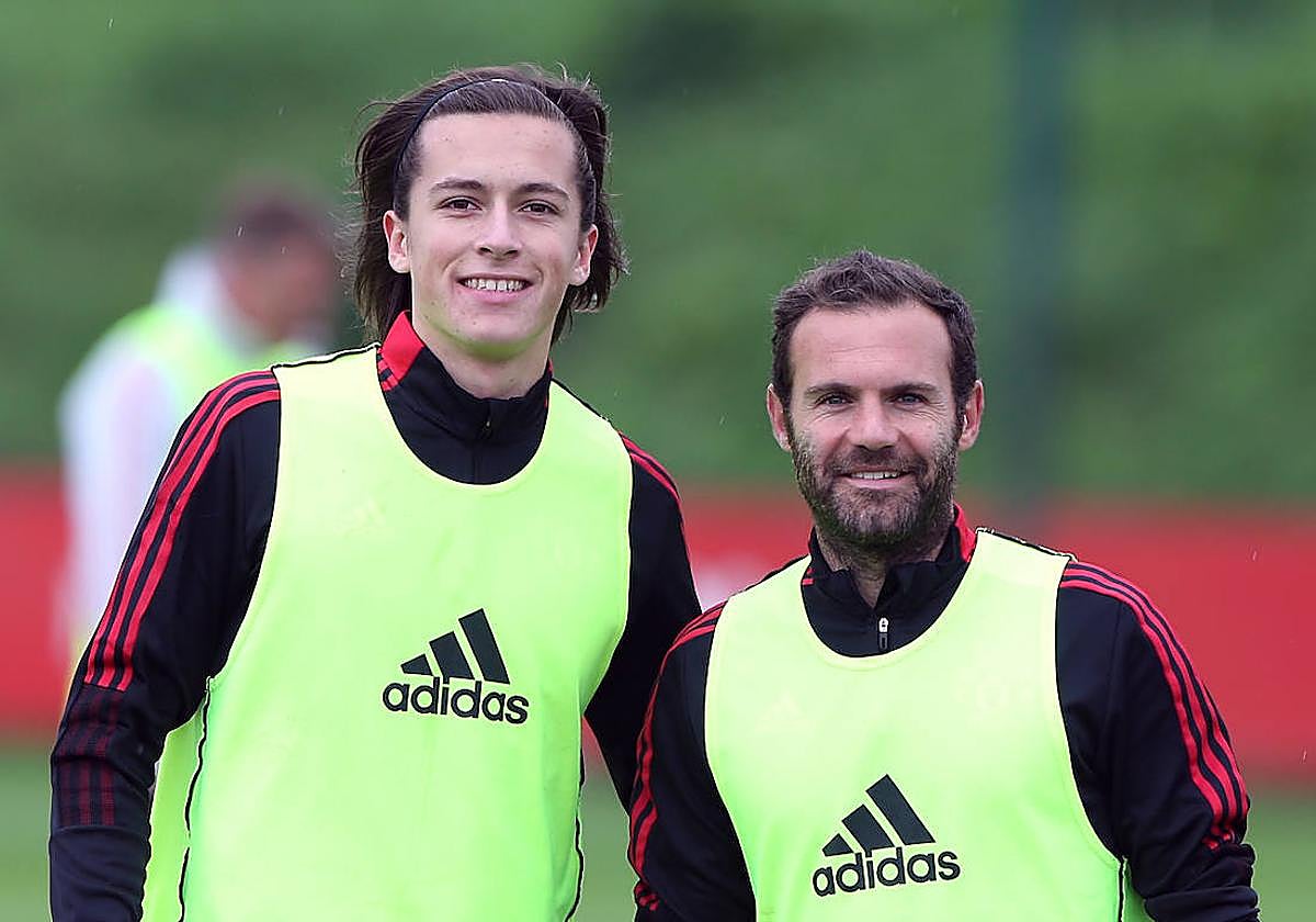 Álvaro Fernández, junto a Juan Mata.