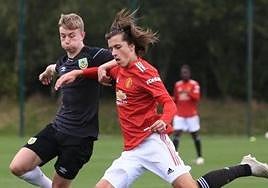 Álvaro Fernández, en un partido con el filial del Manchester United.