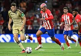 Gumbau persigue a Griezmann.