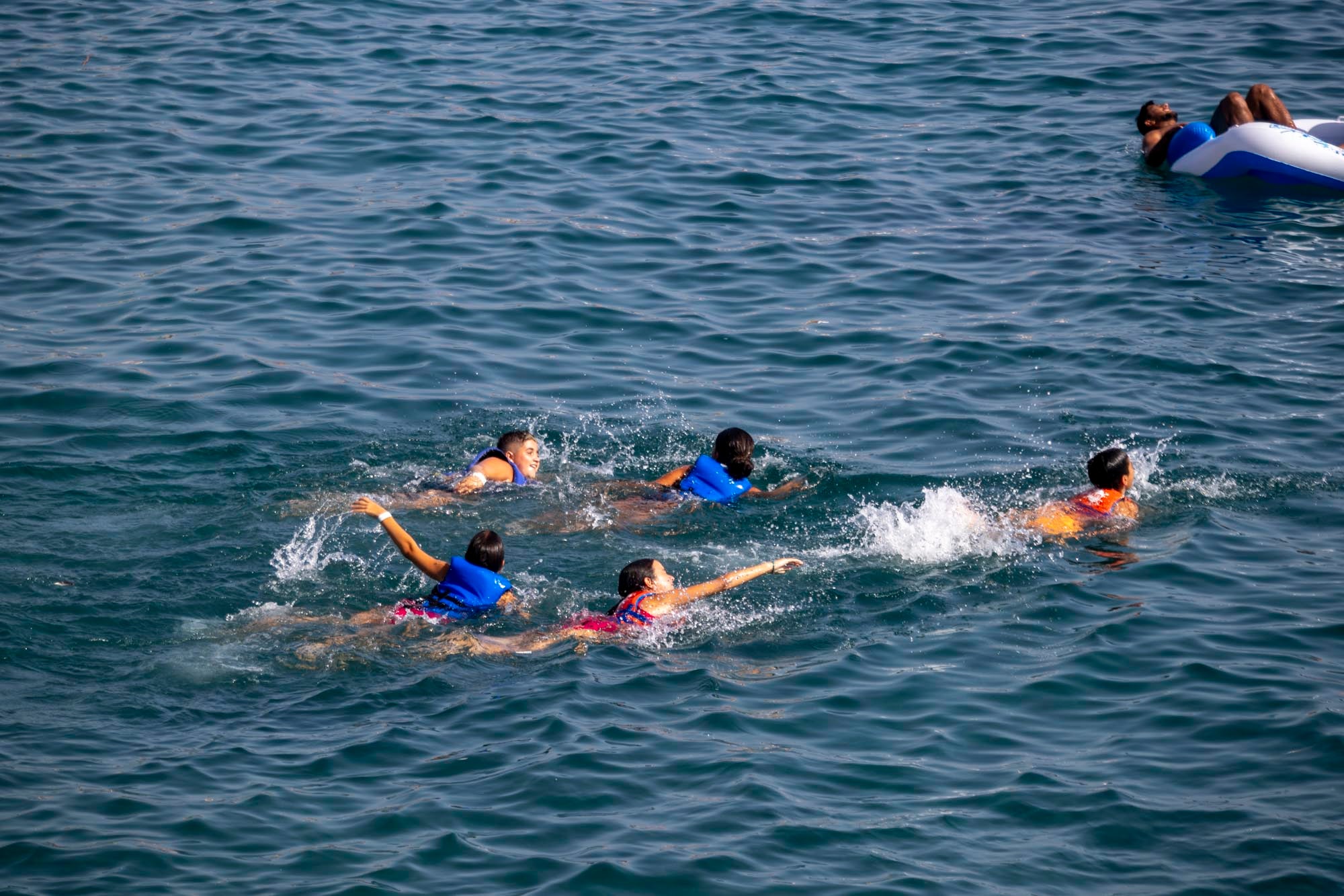 Las imágenes del lleno total en la Costa de Granada para el puente
