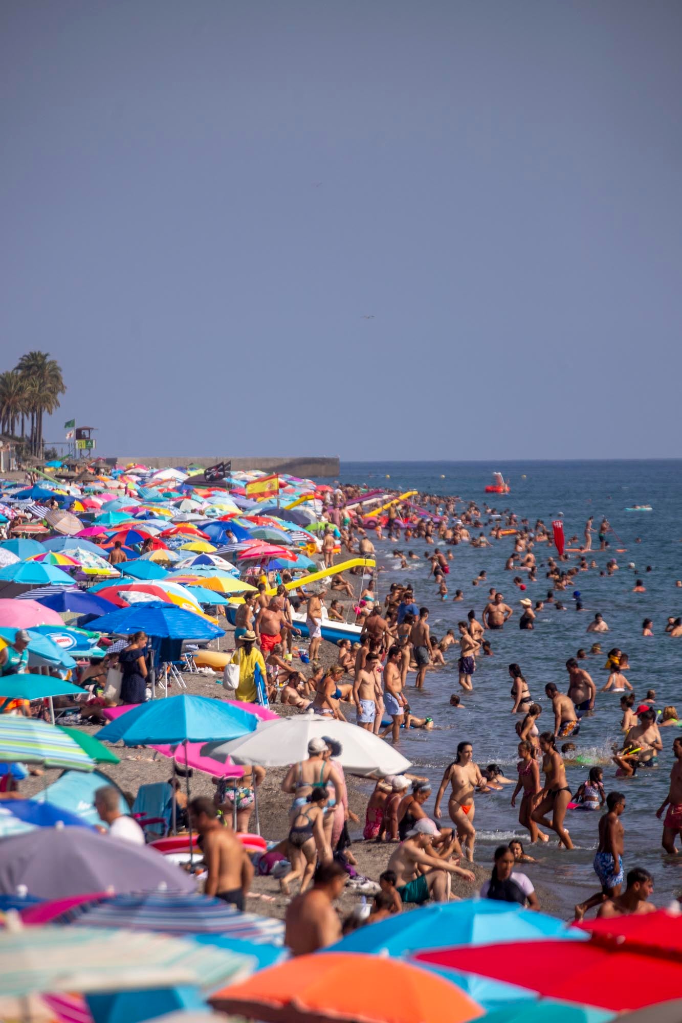 Las imágenes del lleno total en la Costa de Granada para el puente