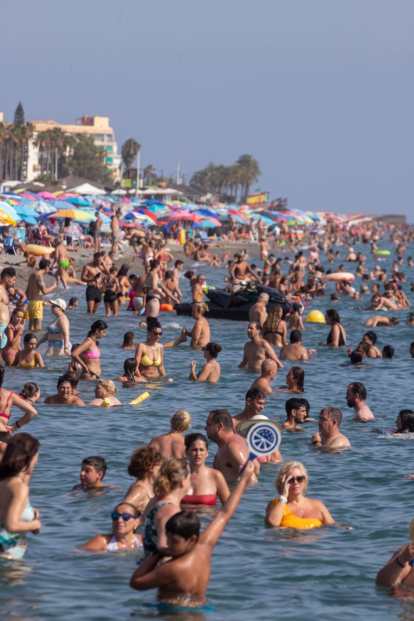Las imágenes del lleno total en la Costa de Granada para el puente