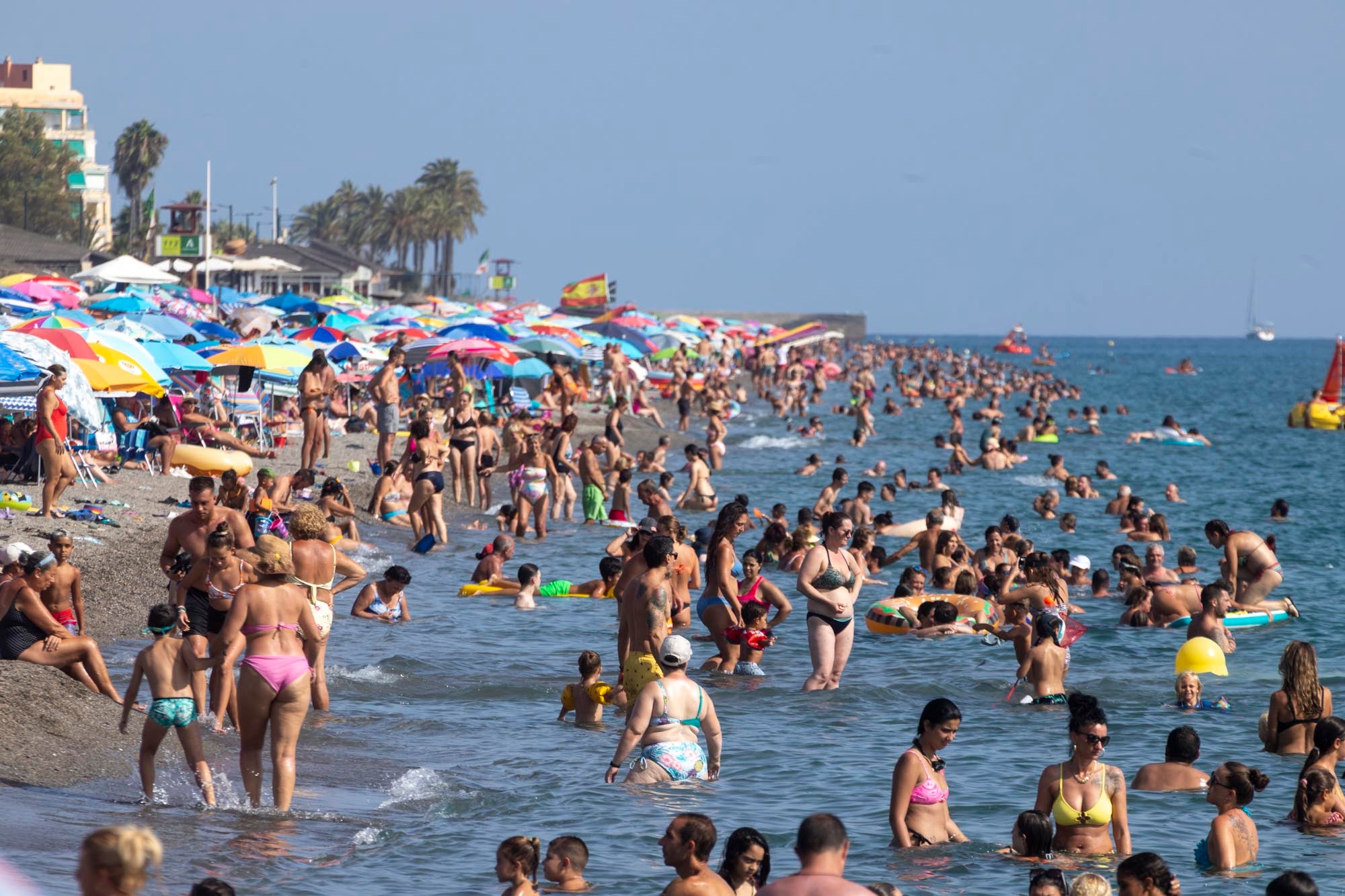 Las imágenes del lleno total en la Costa de Granada para el puente
