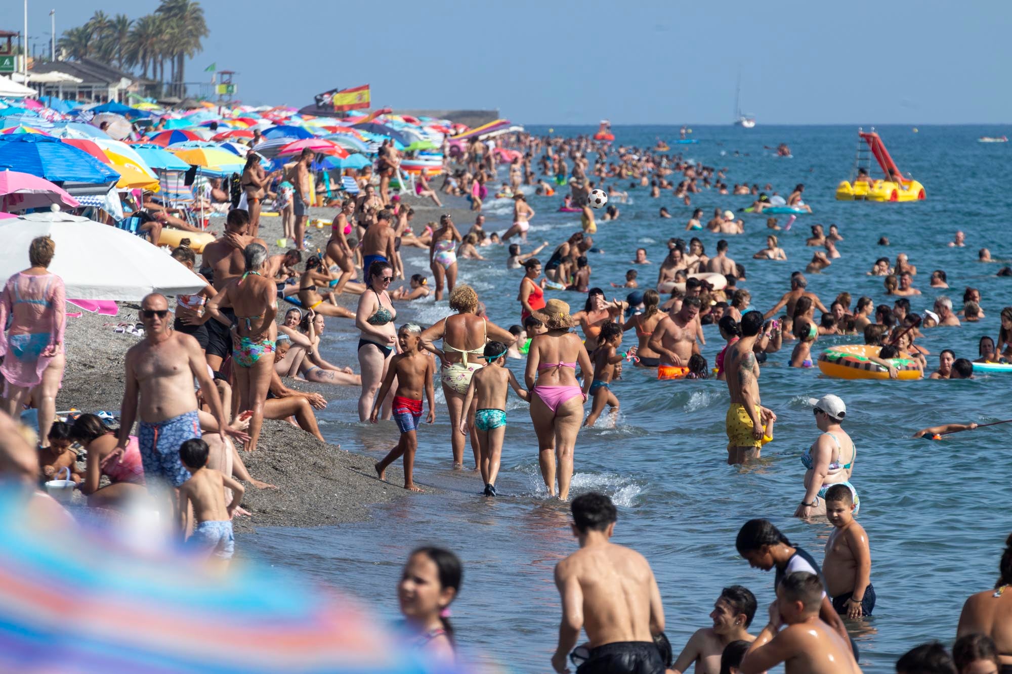 Las imágenes del lleno total en la Costa de Granada para el puente