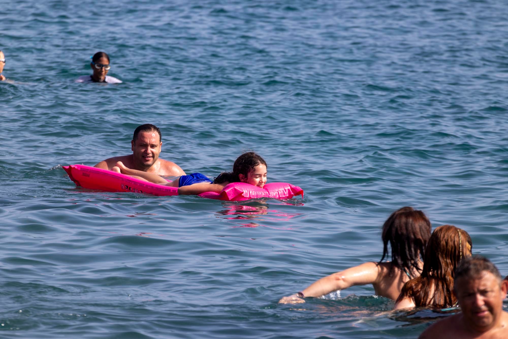 Las imágenes del lleno total en la Costa de Granada para el puente