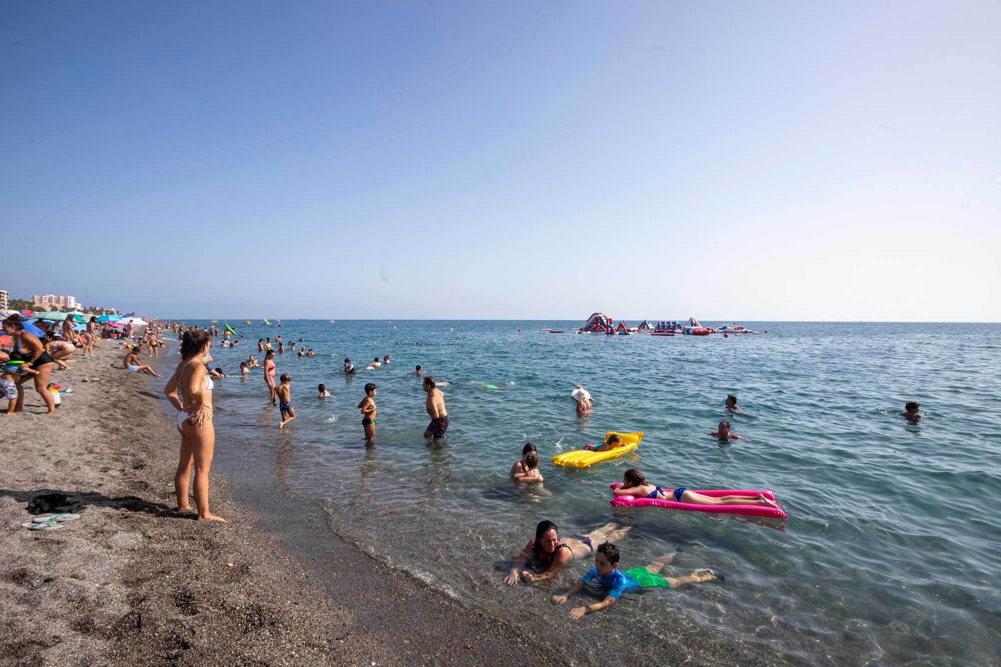Las imágenes del lleno total en la Costa de Granada para el puente