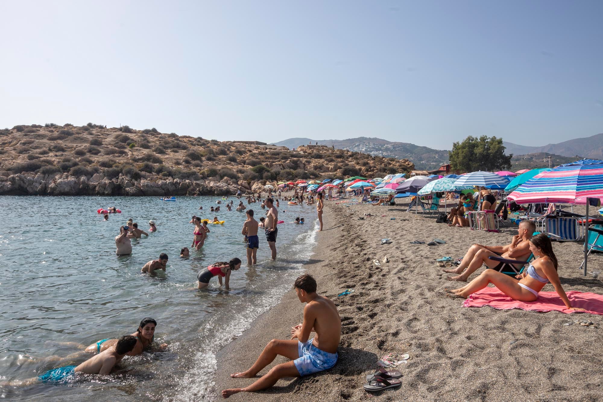 Las imágenes del lleno total en la Costa de Granada para el puente