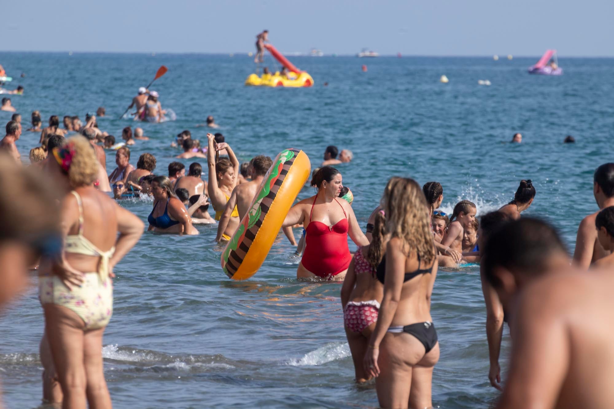 Las imágenes del lleno total en la Costa de Granada para el puente