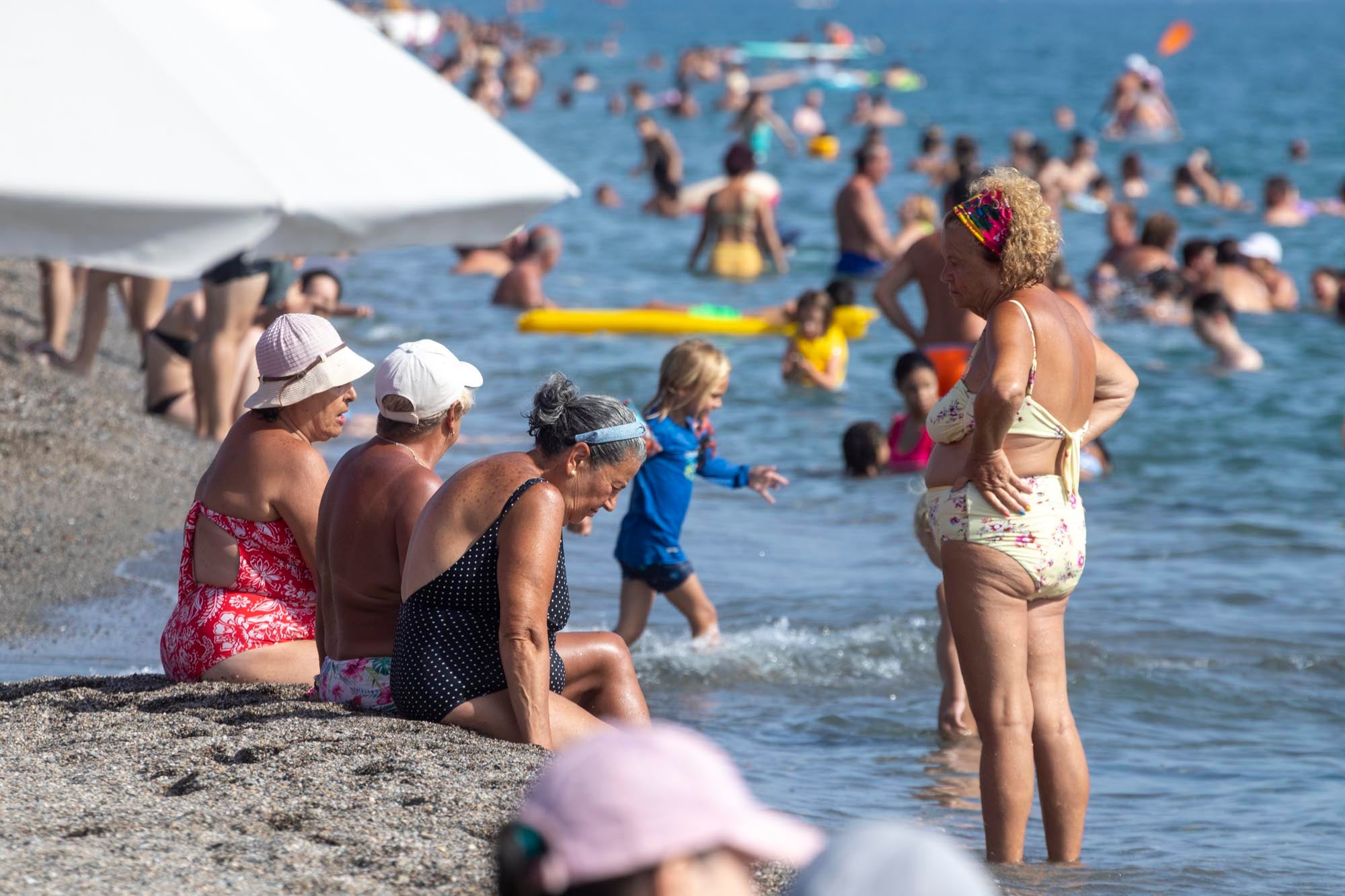 Las imágenes del lleno total en la Costa de Granada para el puente