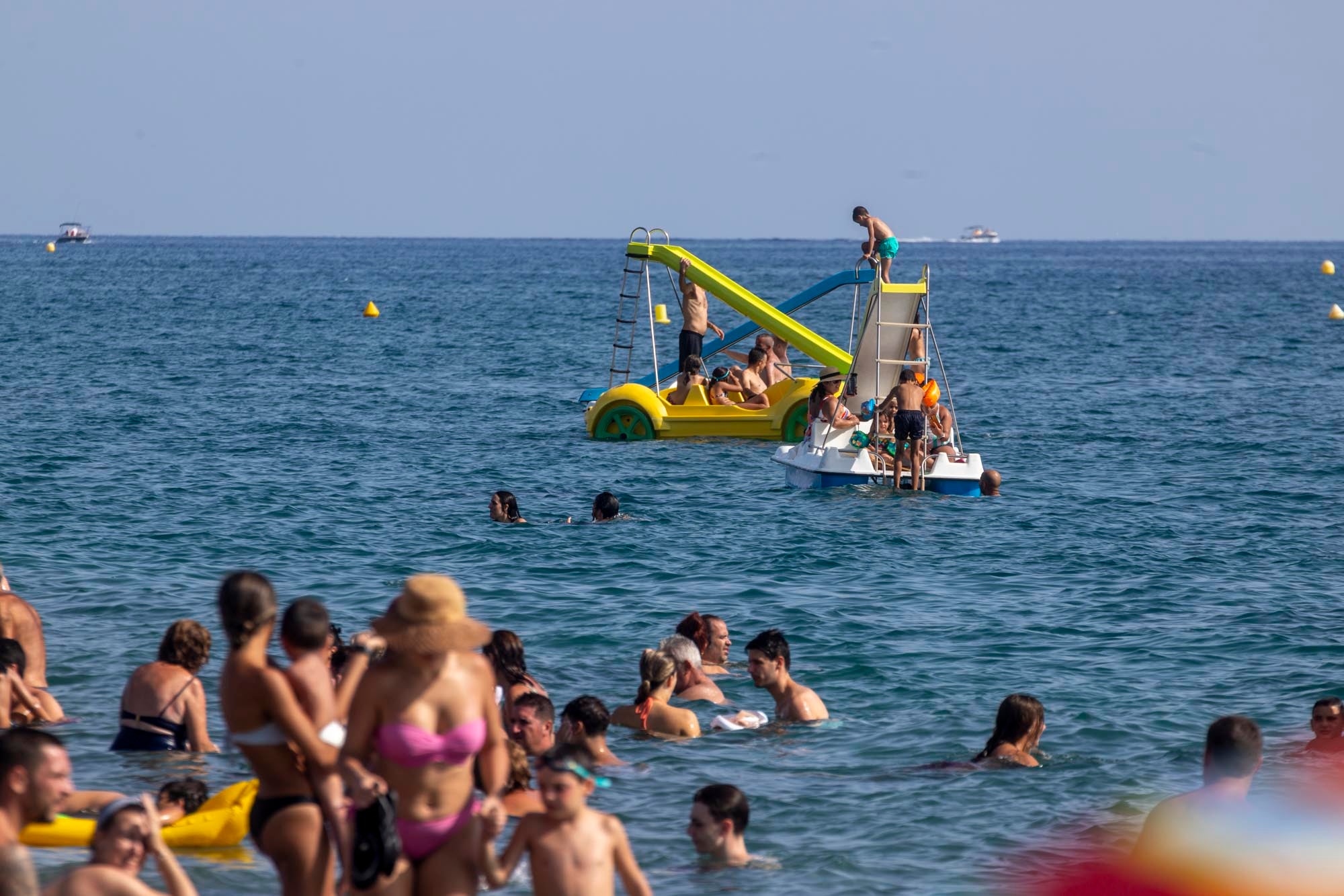 Las imágenes del lleno total en la Costa de Granada para el puente