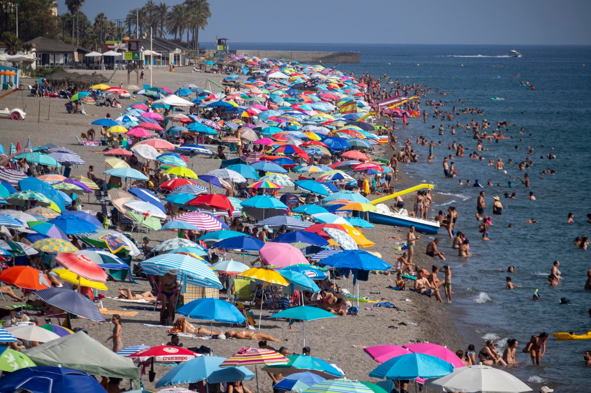 Las imágenes del lleno total en la Costa de Granada para el puente