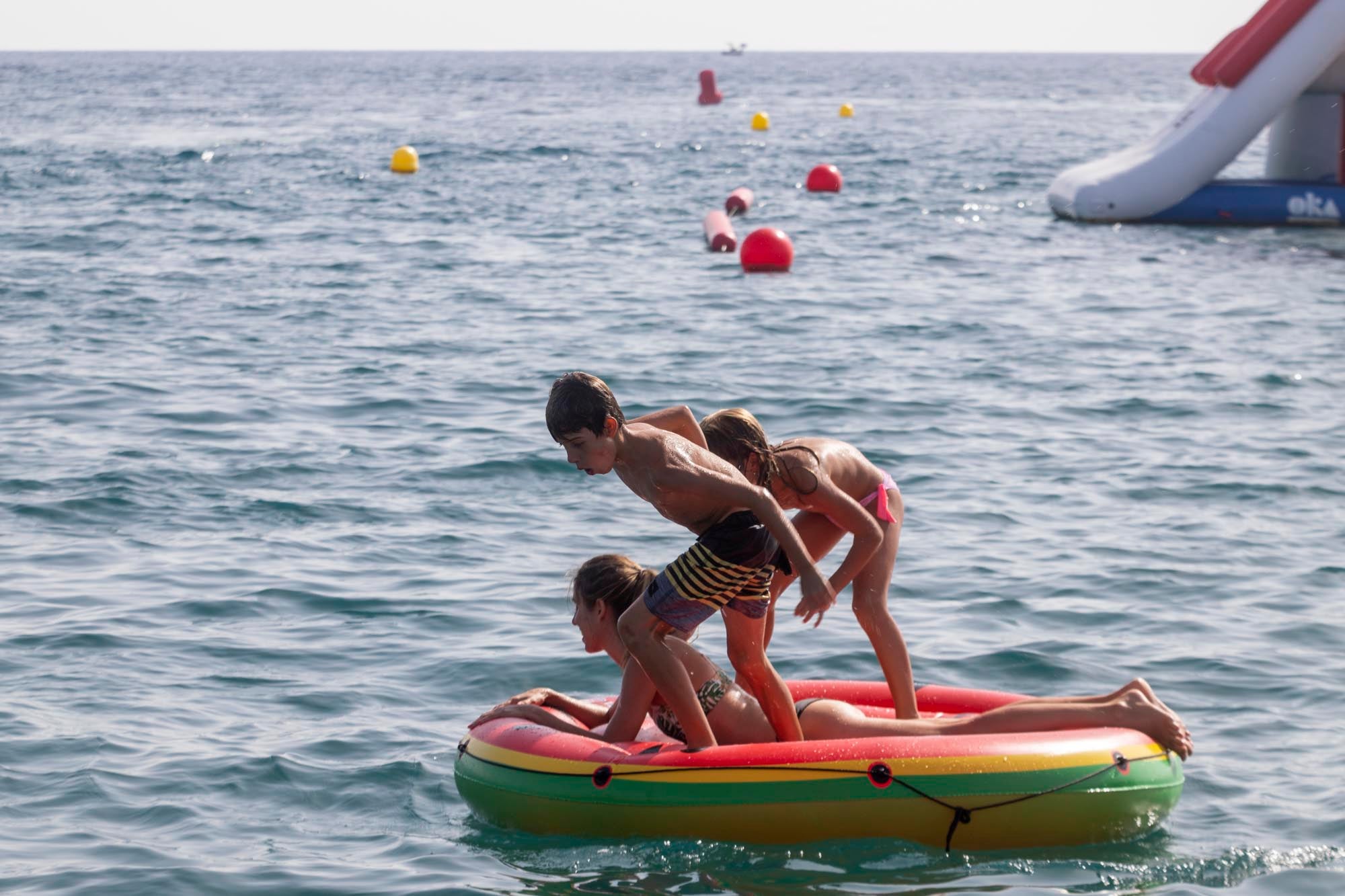 Las imágenes del lleno total en la Costa de Granada para el puente