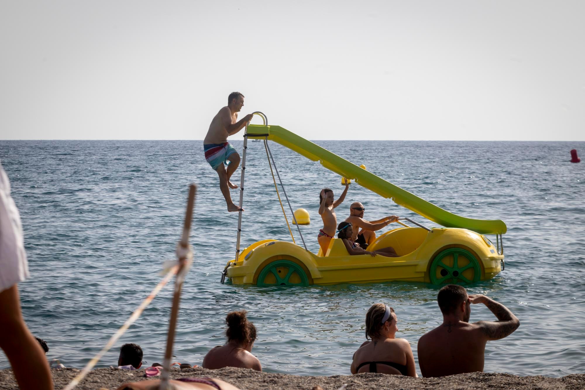 Las imágenes del lleno total en la Costa de Granada para el puente