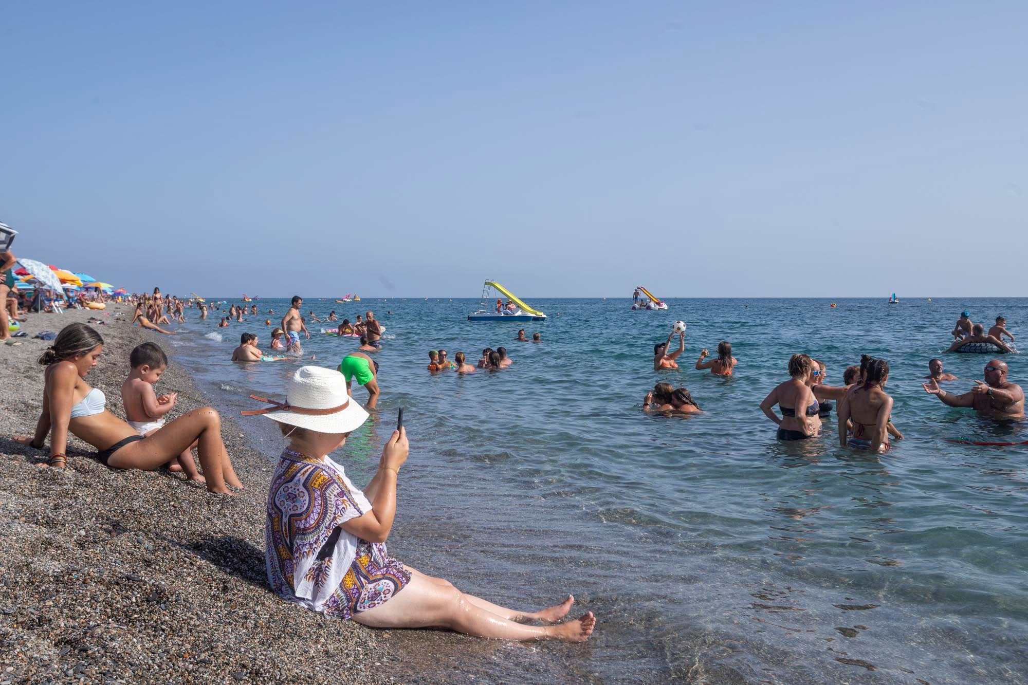 Las imágenes del lleno total en la Costa de Granada para el puente