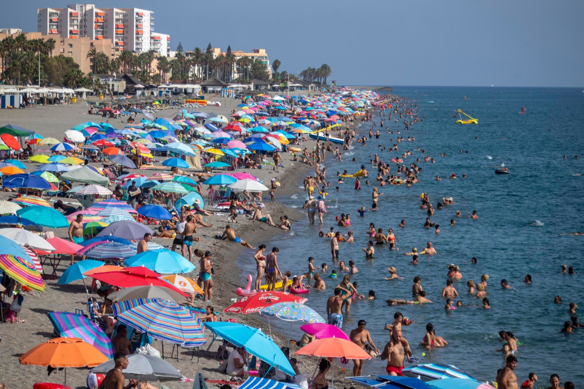 Las imágenes del lleno total en la Costa de Granada para el puente