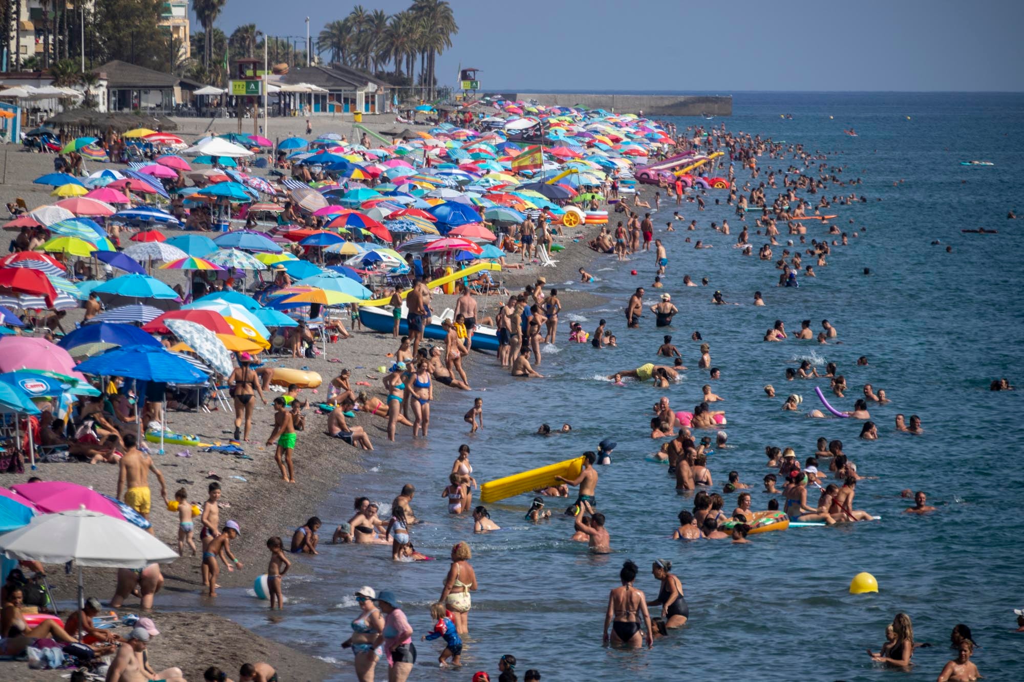 Las imágenes del lleno total en la Costa de Granada para el puente