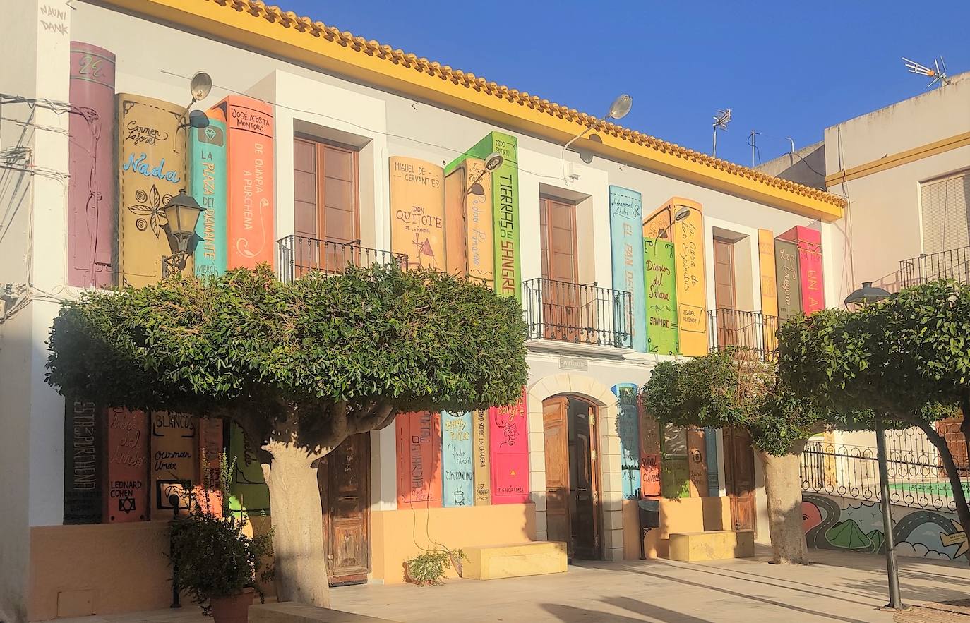 Fachada de la Biblioteca de Purchena.