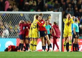 Esther se abraza con una jugadora sueca tras el partido.