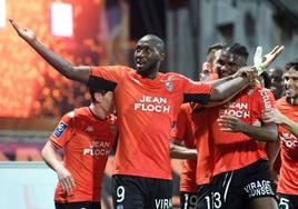 Koné (9) celebra un gol con el Lorient francés.