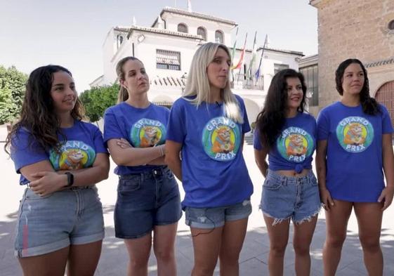 Concursantes y alcaldesa de Alfacar celebran la victoria en la plaza del Ayuntamiento