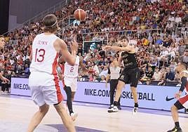 Juan Núñez da un pase magistral entre defensores canadienses.