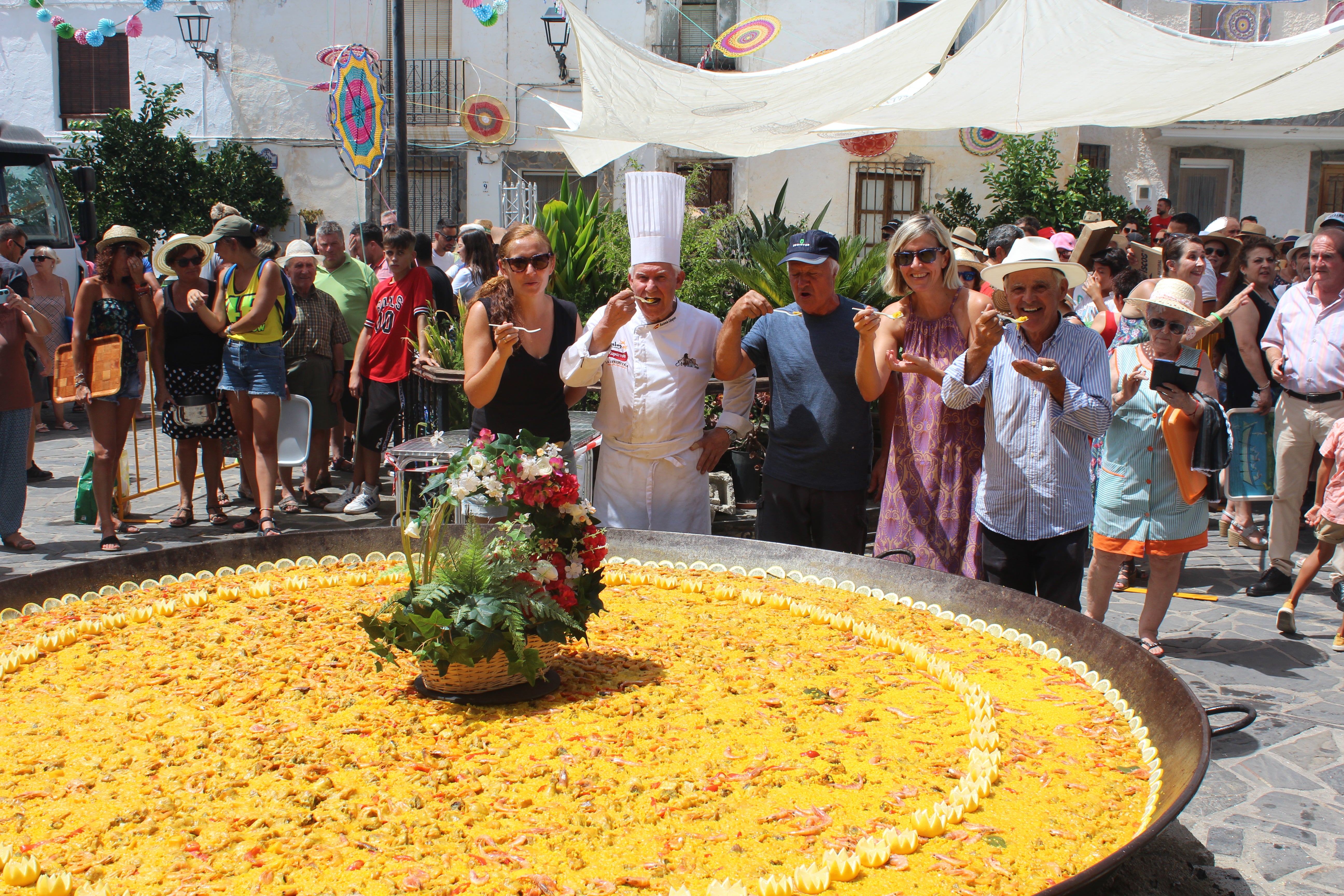 Parte de la Corporación municipal, miembros de Diputación, junto al cocinero y también pregonero.