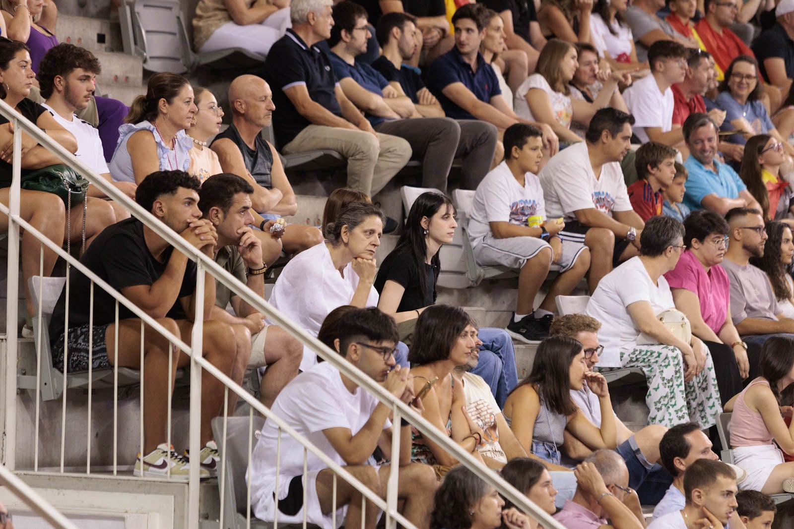 Encuéntrate en la grada del Palacio de Deportes durante el España-Canadá