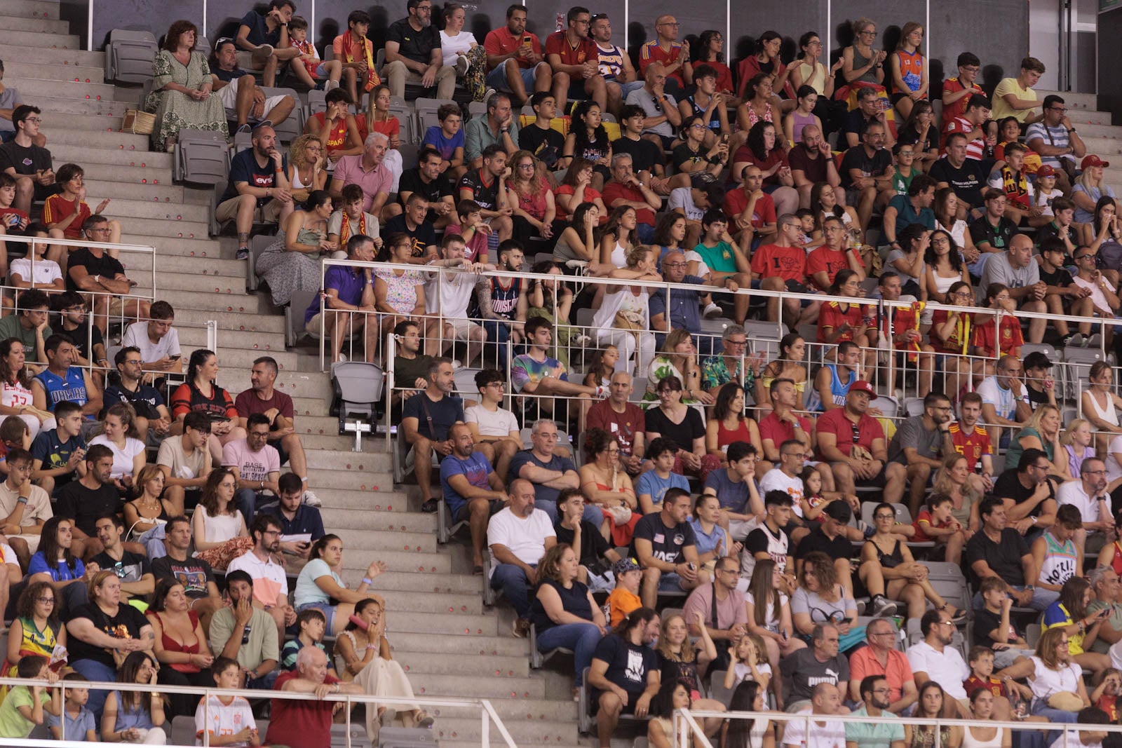 Encuéntrate en la grada del Palacio de Deportes durante el España-Canadá