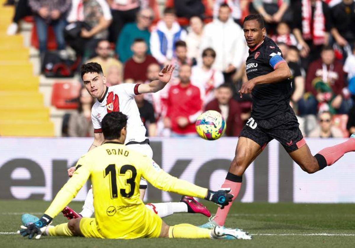 Sergio Camello, durante un partido con el Rayo la pasada temporada.