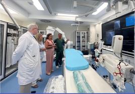 Nueva Sala de Hemodinámica en el Hospital de Jaén, durante la visita de la consejera Catalina García.