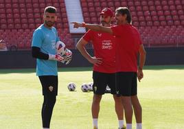 Dani Pendín, junto a Vicente Moreno, da instrucciones a Luis Maximiano.