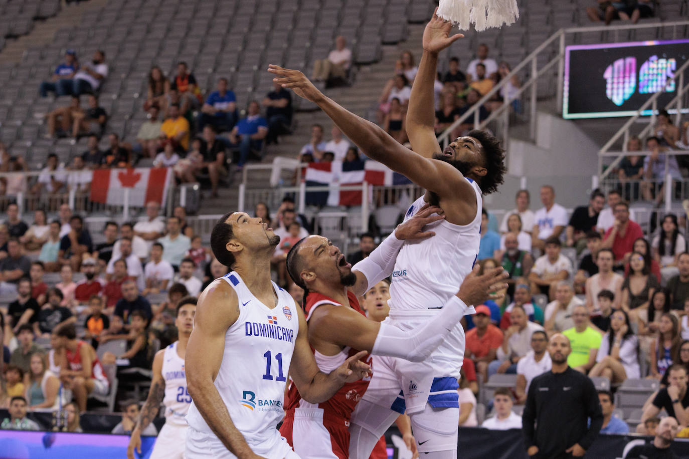 Brooks se topa con el gigante dominicano Towns.