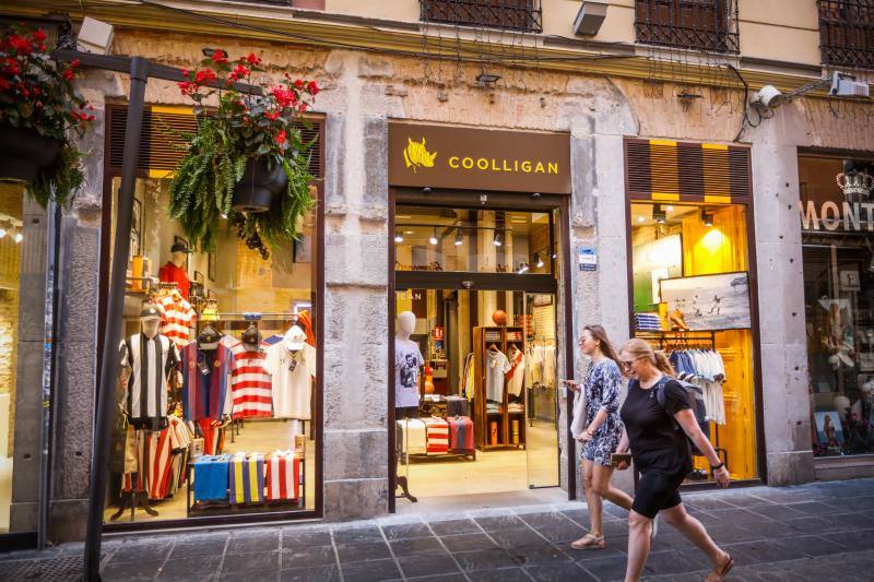 Un comercio del centro de Granada.