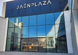 El acceso a la galería del centro comercial Jaén Plaza está cerrado, con una valla en la puerta.