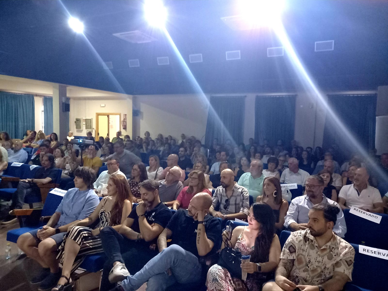 Público asistente al preestreno en Castillo de Locubín.