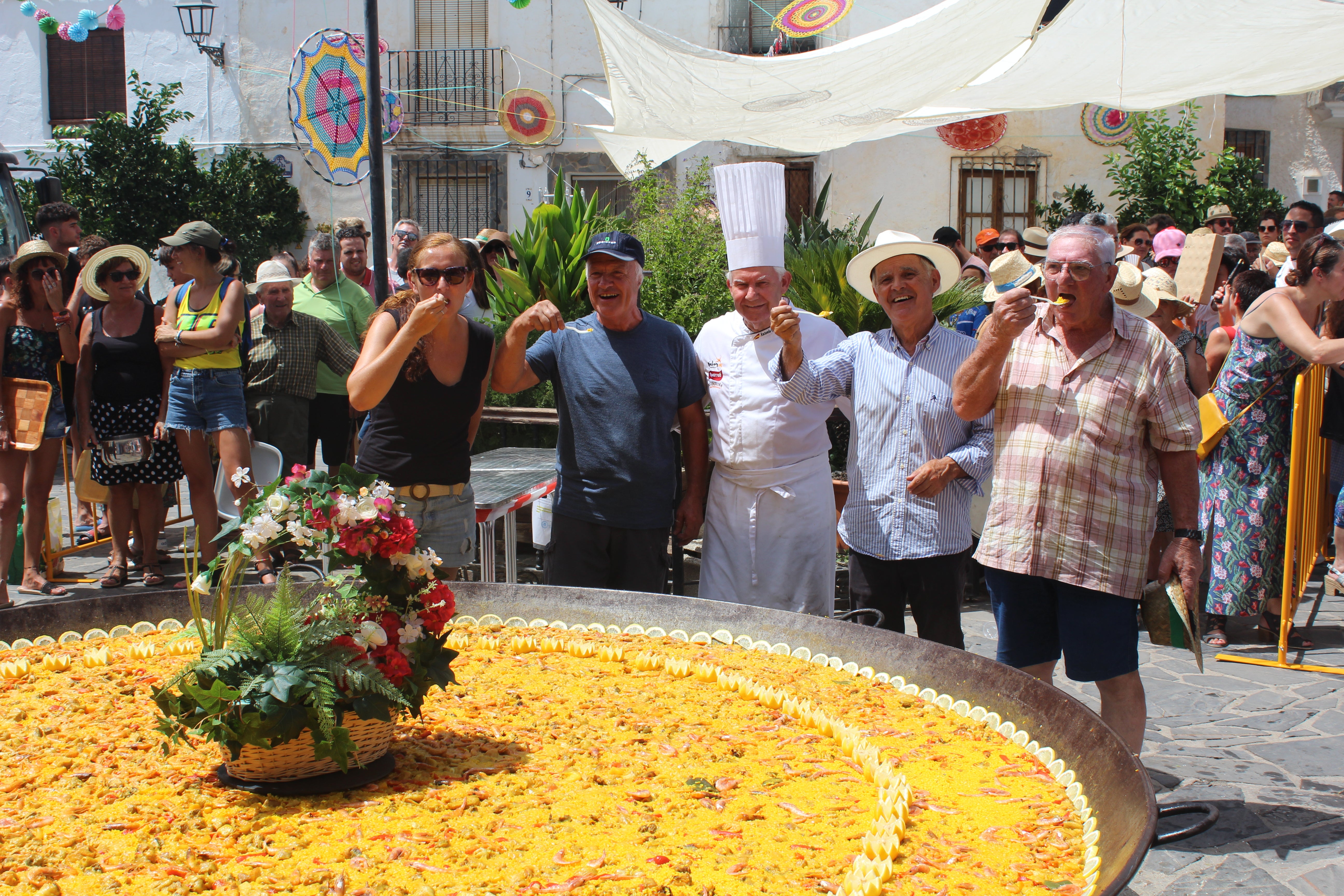 Más de 1.200 personas disfrutan de una gran paella en Velefique